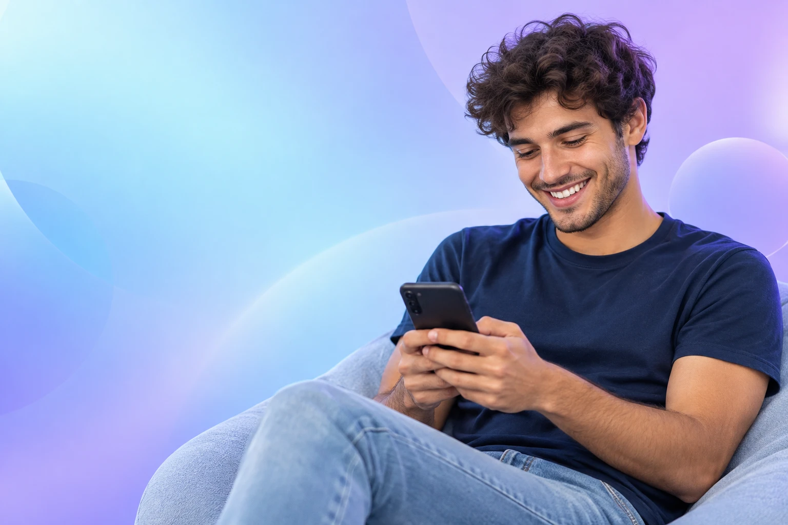 Junger Mann entdeckt eine App auf seinem Smartphone